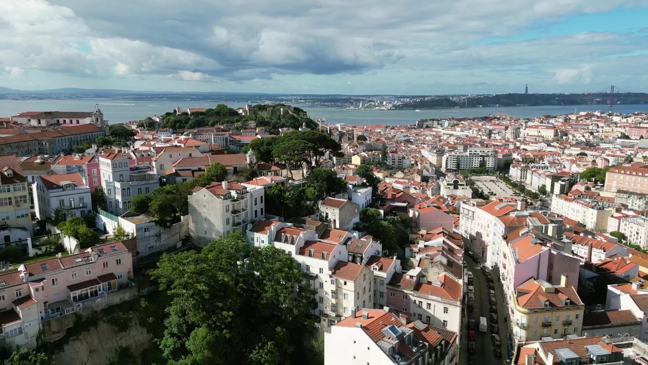 Riprese aeree con drone su Lisbona, Portogallo: skyline urbano, architettura storica e paesaggio fluviale sotto una luce chiara. Ideale per progetti di viaggio, turismo e città.