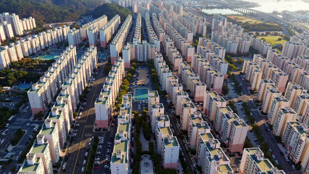 인구 밀도가 높은 주거 단지 의 공중 사진
