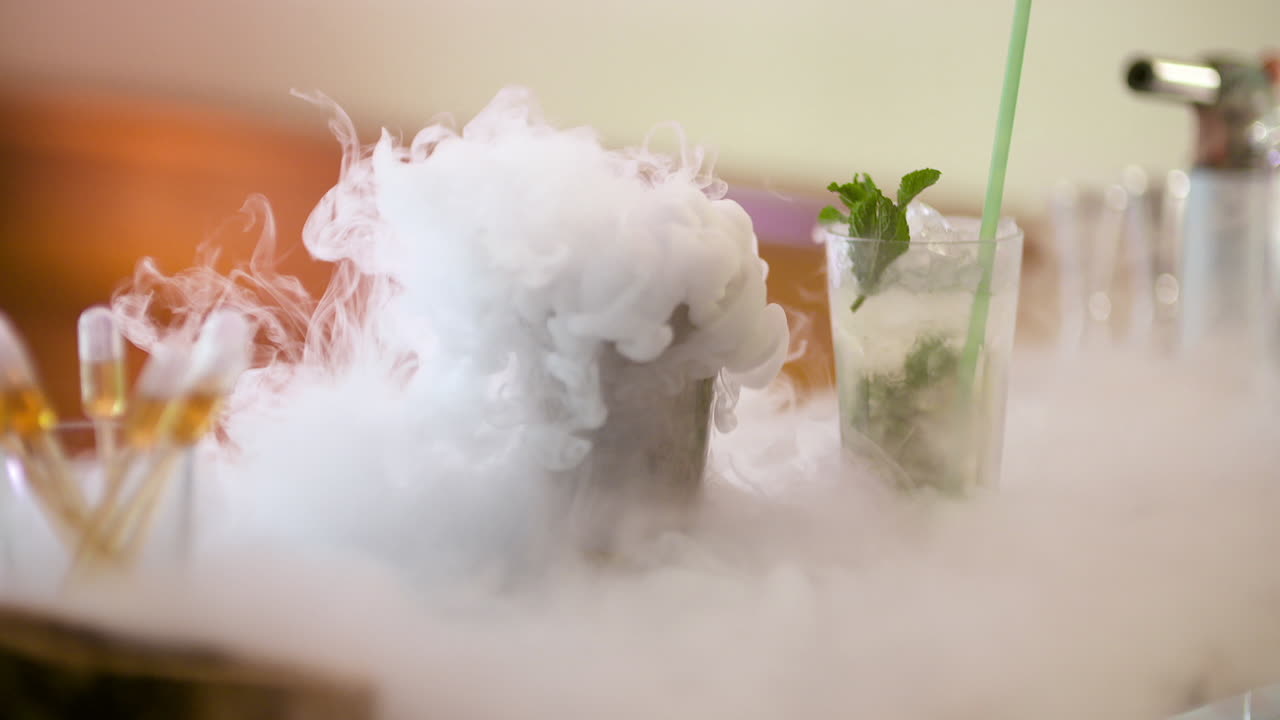 сухие ледяные пуфы в свежем напитке