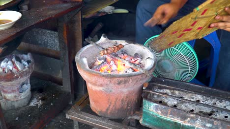 Sate-Klathak-Indonesisches-Essen,-Ziegenfleisch-Auf-Eisenspießen,-Gegrillt-Auf-Dem-Herd