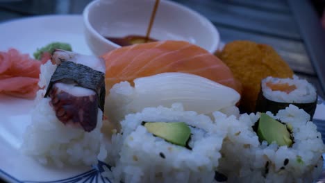 Verter-Salsa-De-Soja,-Plato-De-Sushi-Presentado