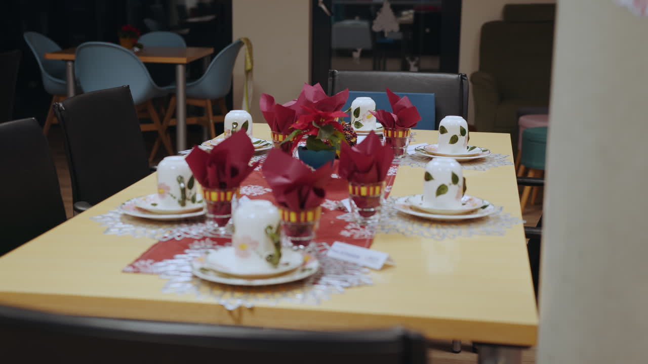 preparación de la mesa festiva para un evento navideño