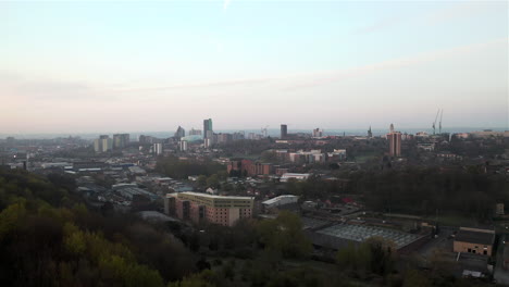 El-Paso-Elevado-Aéreo-Revela-El-Paisaje-Urbano-De-Leeds-Al-Amanecer-En-El-Soleado-Día-De-Primavera