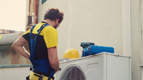 Mechanic-prepares-for-condenser-checkup