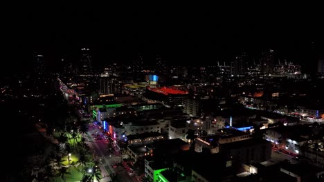 Imágenes-Aéreas-Nocturnas-De-Drones-De-Miami,-Estados-Unidos,-Toma-De-Pedestal-Ascendente-Que-Muestra-Muchas-Luces-De-Diferentes-Colores-Sobre-Los-Edificios