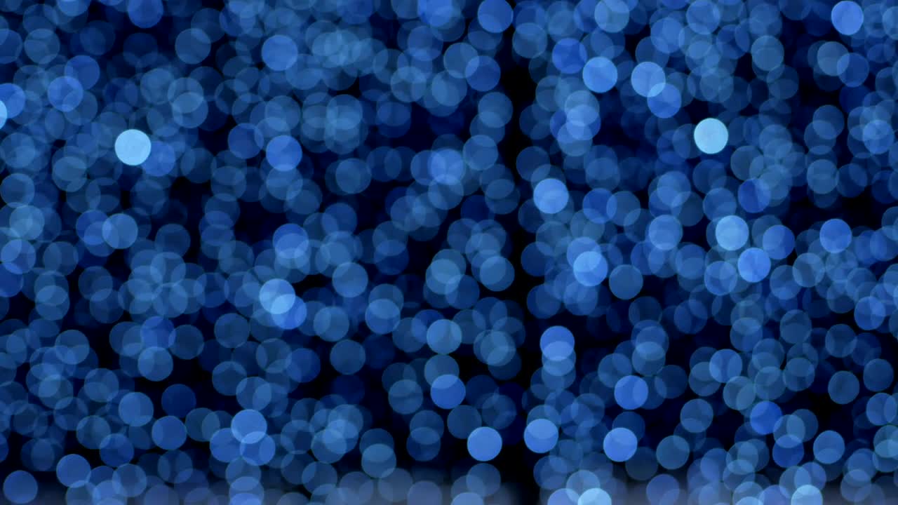 밤의 추상적인 파란색 배경은 멋진 보케로 분해되어 있습니다. 흐릿한 크리스마스 조명 보케.