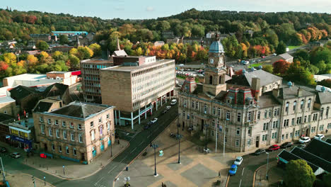 Drohnenaufnahmen-Aus-Der-Luft-Des-Englischen-Marktstadtzentrums-Von-Dewsbury-In-West-Yorkshire-In-Großbritannien,-Die-Das-Historische-Stadtzentrum-Und-Das-Rathaus-Von-Dewsbury-Zeigen