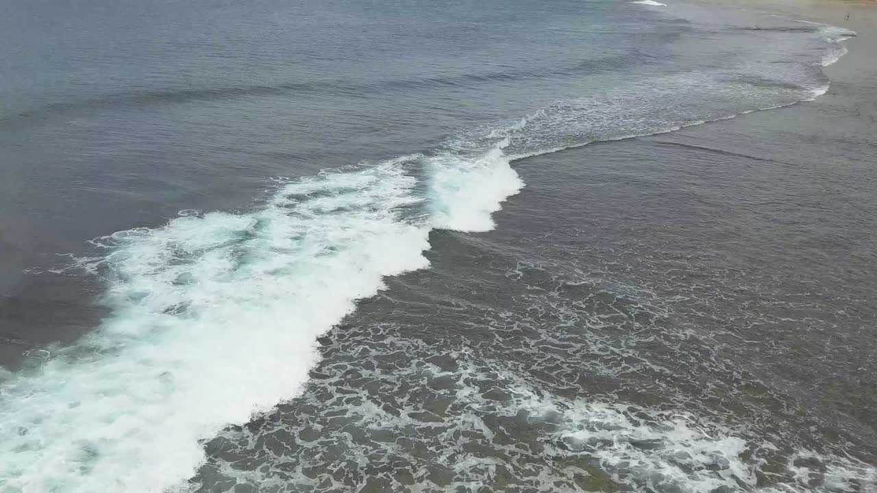 색 파도가 부히는 바가의 4k 공중 풍경.