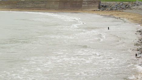 Ocean-rolling-in-over-the-beach