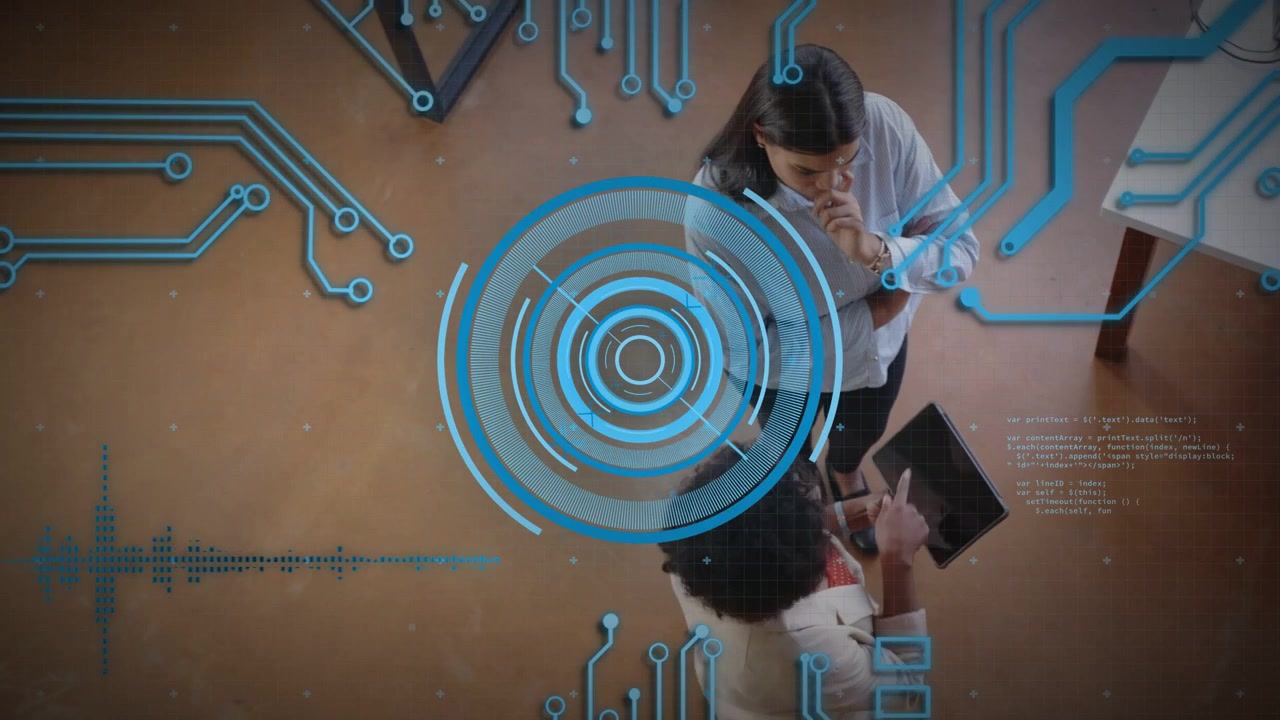 Dos mujeres en un laboratorio, la mujer de abajo inclinando la tableta, la mujer de arriba reflexionando, con el HUD pulsando y revisando datos