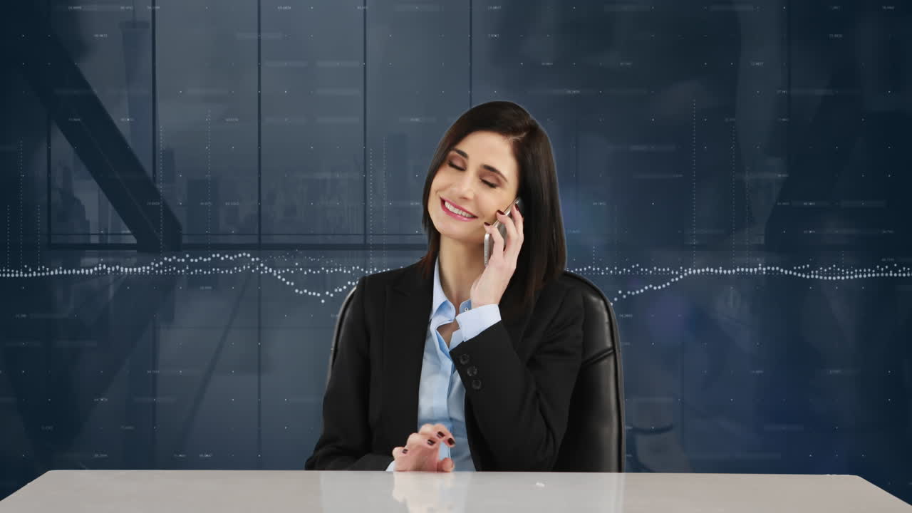 animación de una mujer de negocios caucásica en la oficina sobre la gente caminando y el paisaje urbano