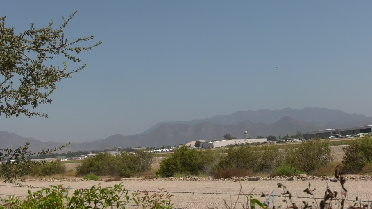 전투기는 데모에서 낮게 비행