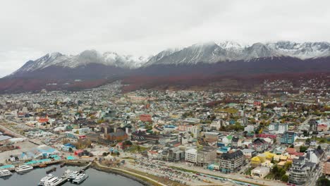 ciudad estructural y hermosa de ushuaia encaramada en una colina al lado de montañas marciales en argentina