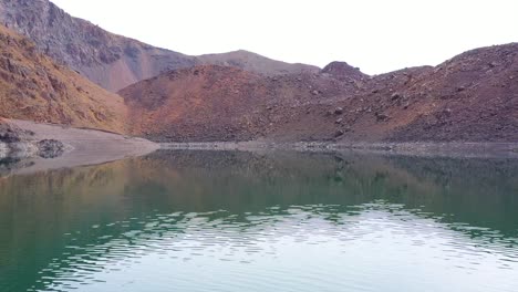 profundizar en el impacto ecológico de las presas y sus implicaciones para los hábitats de la vida silvestre y la biodiversidad en este material de archivo que provoca la reflexión