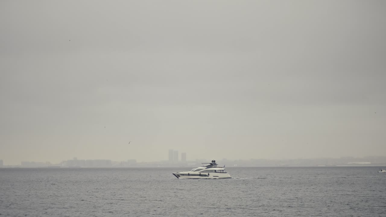 Tempo nebbioso in autunno mentre il traghetto naviga sul mare a Istanbul.