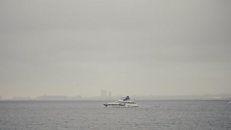 Clima-Brumoso-En-Otoño-Mientras-El-Ferry-Navega-Por-El-Mar-En-Estambul