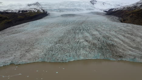 vista panorámica aérea del glaciar fjallsarlon en el sur de islandia en un día nublado