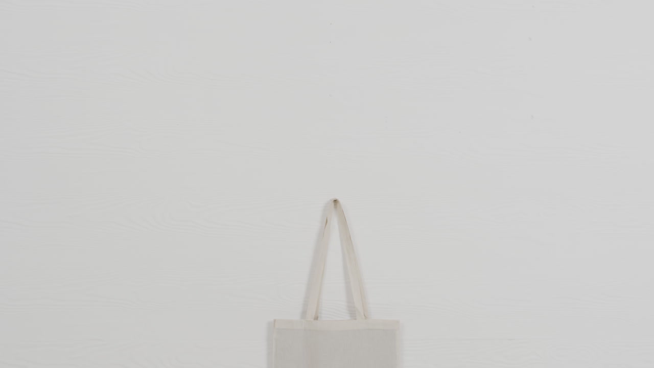 ⁇  배경 에 있는  ⁇  가방 의 클로즈업, 복사 공간, 슬로우 모션