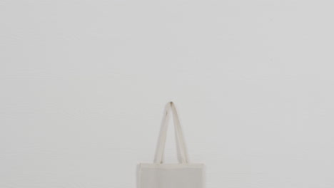 primer plano de una bolsa blanca sobre un fondo blanco, espacio de copia, cámara lenta