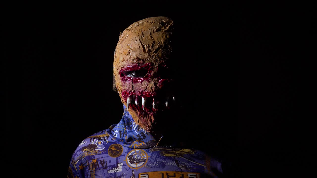 매우 무서운 안면 마스크로 빛을 발하십시오.