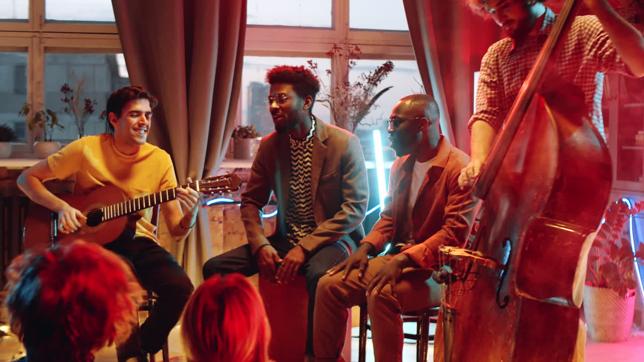 젊은 음악가 들 이 라이브 콘서트 에서 공연 하고 있다