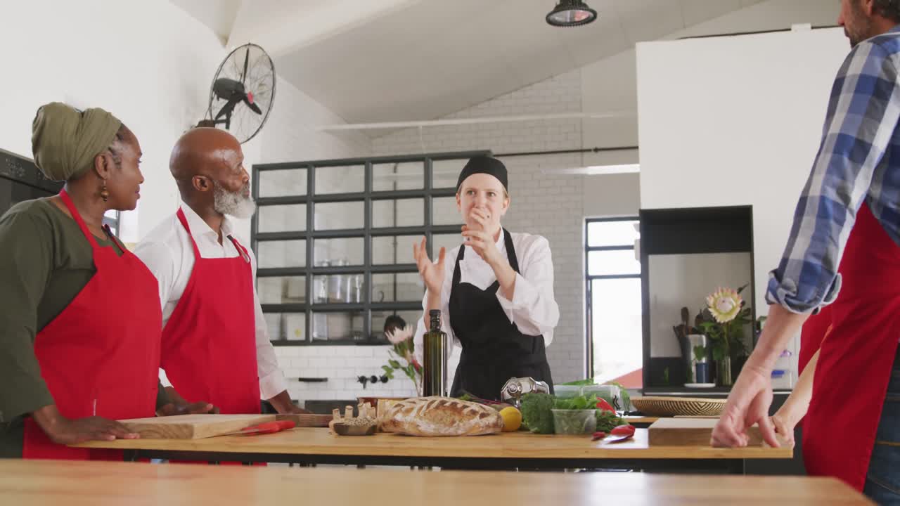 cocineros escuchando a un chef