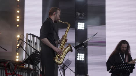 actuación de saxofón en el escenario