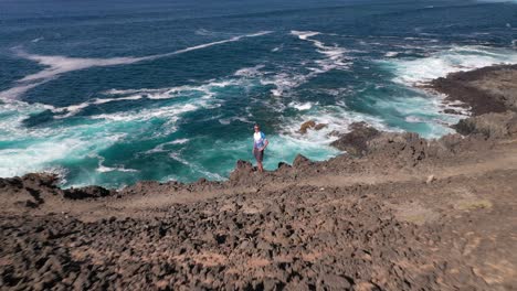 toma de drone de la costa salvaje de lanzarote