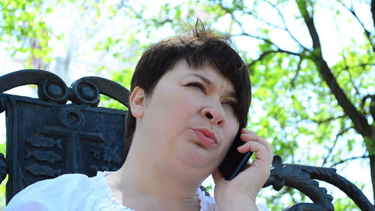 Tyttö ja matkapuhelin. Kuvattu keväällä.