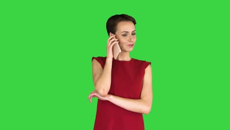 chica linda hablando en teléfono móvil en una pantalla verde, llave de croma