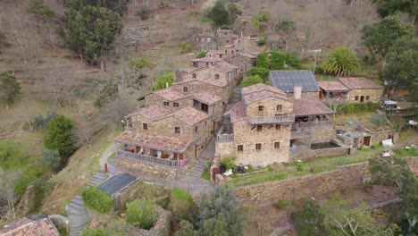 órbita aérea sobre la cerdeira - un pequeño pueblo de pizarra patrimonio arquitectónico único de portugal