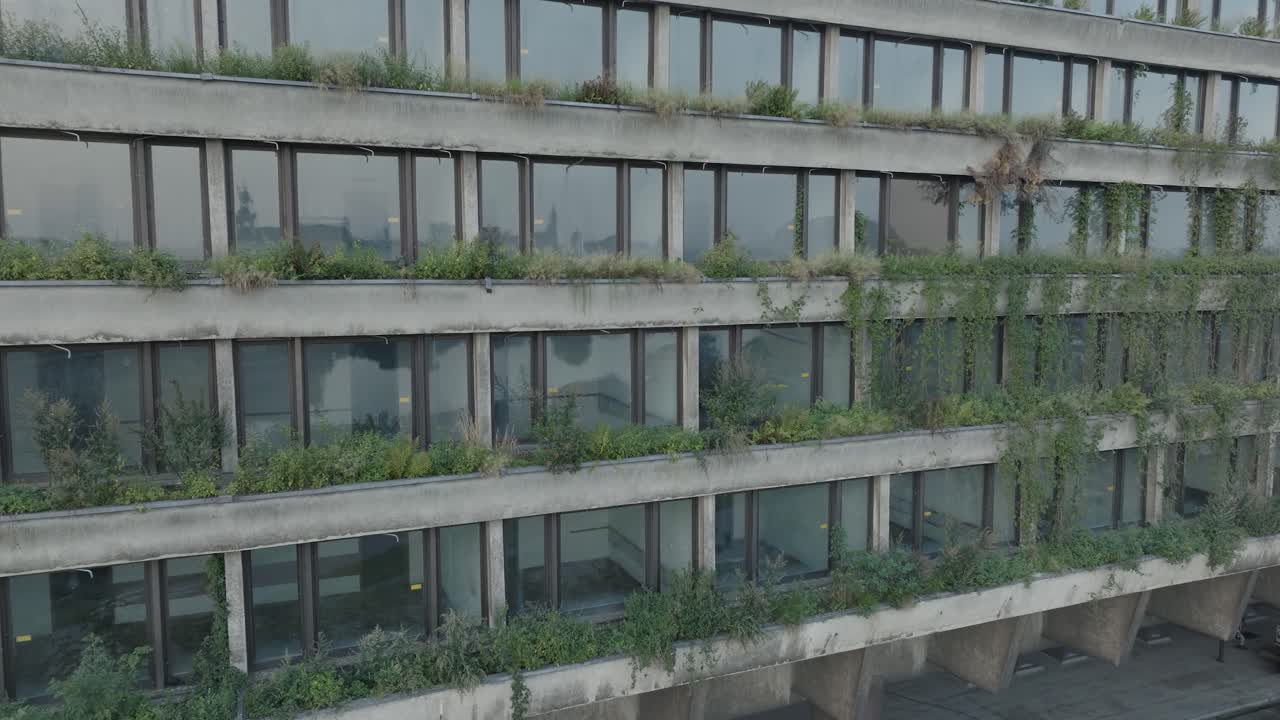 avión no tripulado disparado cracovia polonia abandonada estructura brutalista soviética hala foro al amanecer