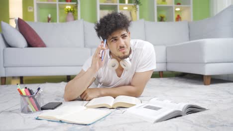 el estudiante masculino que piensa que no es inteligente y estúpido.