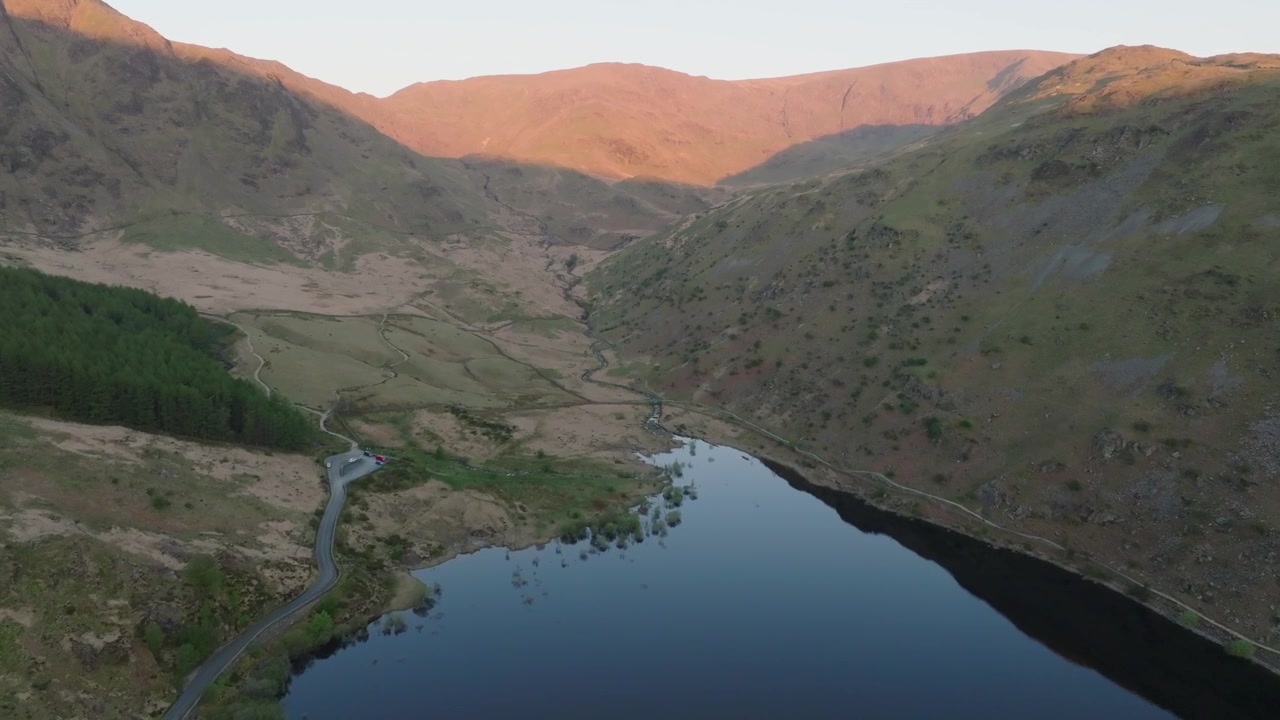 Bacino di Haweswater, Lake District inglese, Cumbria, Regno Unito. Volo verso High Street vicino a Kidsty Pike all'alba.