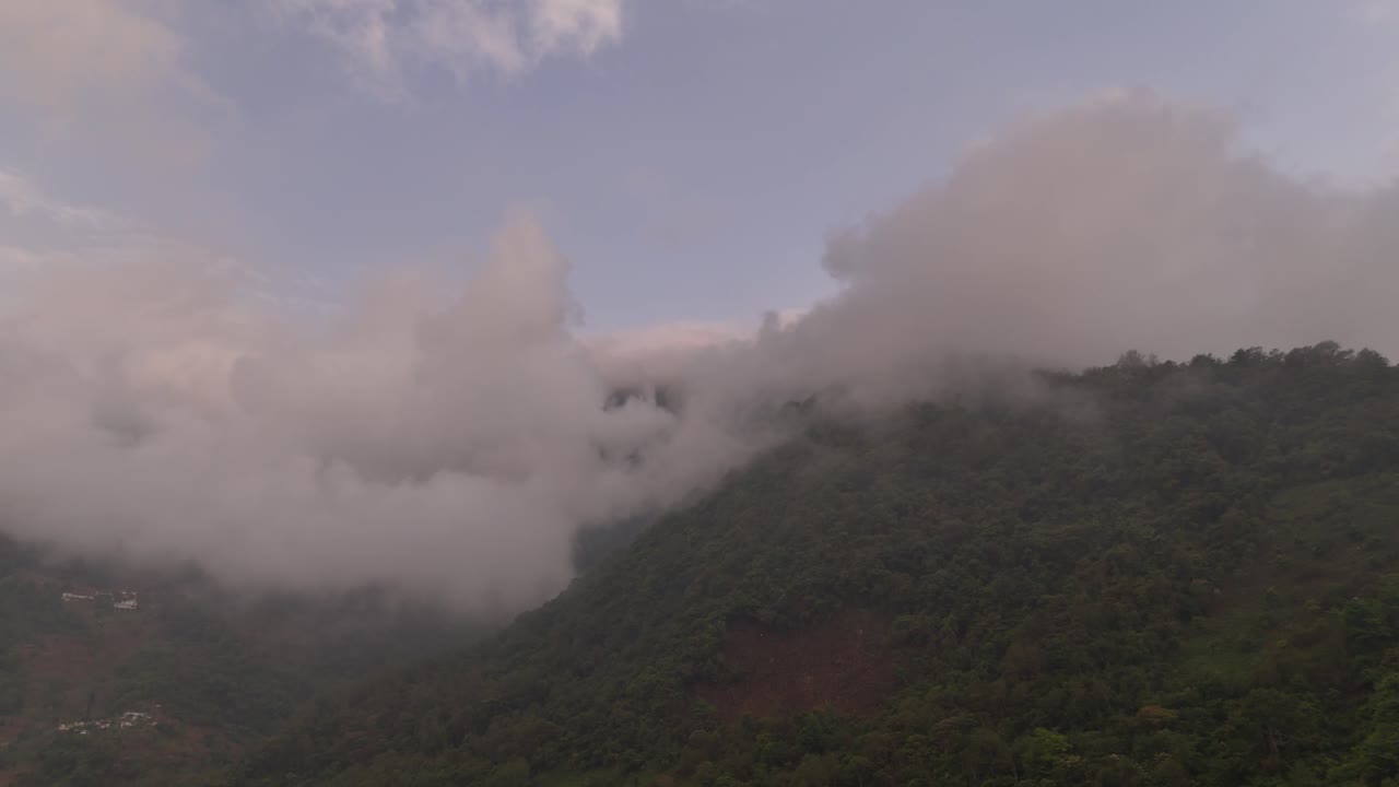 vista aérea, nubes y montañas