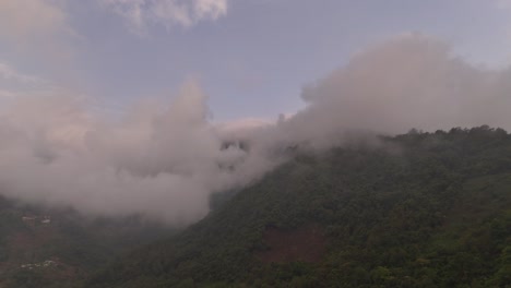 Vista-Aérea,-Nubes-Y-Montañas.