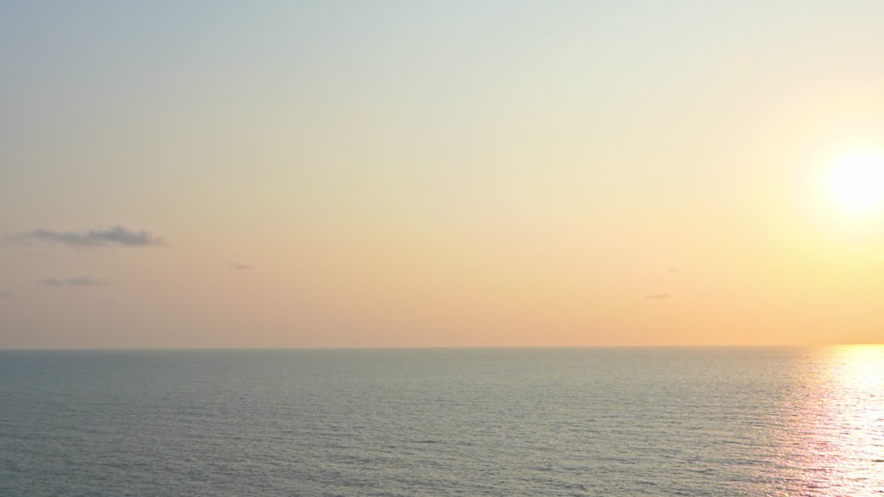 recorre el horizonte del océano hasta una colorida puesta de sol tropical
