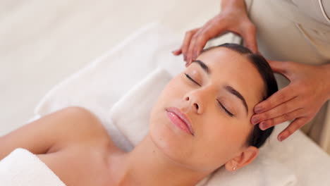 spa, masaje de cabeza y mujer tranquila disfrutando