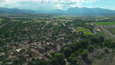 salida colorado avión no tripulado cinematográfico mediados de verano centro de la ciudad molino de cal cerca de buena vista en el río de arkansas parque ribereño explorador surf de olas ciclismo senderismo rafting montaña rocosa hacia adelante movimiento hacia arriba