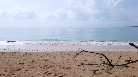vista panorámica de la playa de arena de mar blanco en el día de verano con algunas olas y viento soplando en phuket, tailandia - en cámara lenta 4k uhd video
