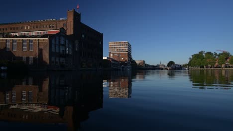 La-Antigua-Fábrica-De-Chocolate-Droste-Junto-Al-Río-Spaarne-En-Haarlem.