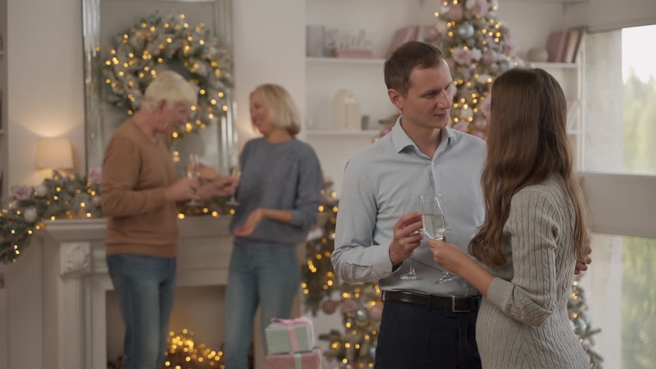 молодые и пожилые муж и жена празднуют рождество