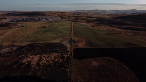 un drone disparado sobre las praderas de otoño al atardecer