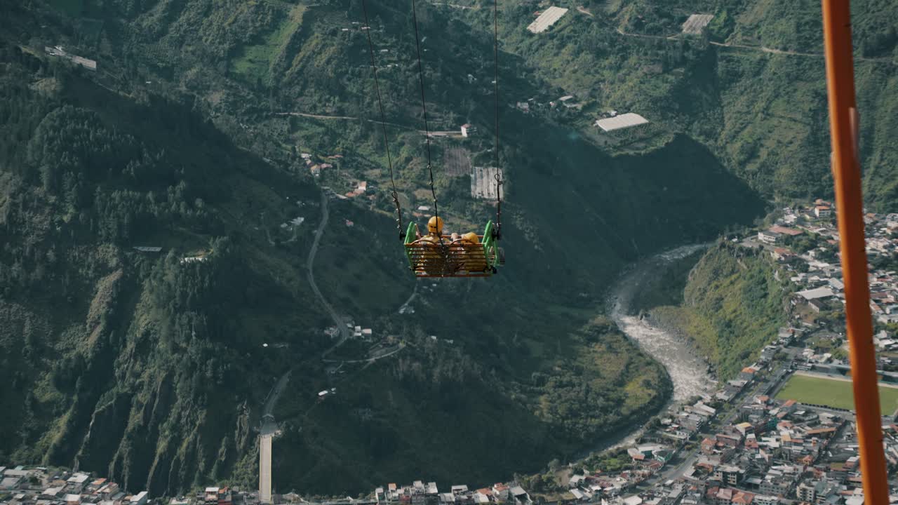 los turistas experimentaron el columpio al final de