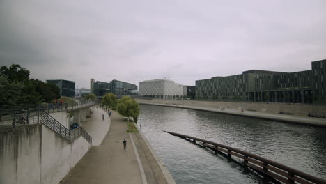 Amplia-Toma-Estática-Del-Río-Spree-Y-La-Orilla-Del-Río-En-Berlín,-Alemania-Cerca-De-Hauptbahnhof-Y-Futurium