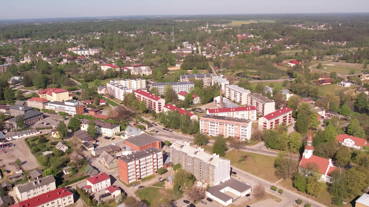Una piccola città di confine in Lettonia. La città di Valka al tramonto. Volo di un drone sopra la città