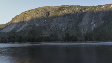 Timelapse-De-Una-Montaña-En-Noruega,-Salida-Del-Sol