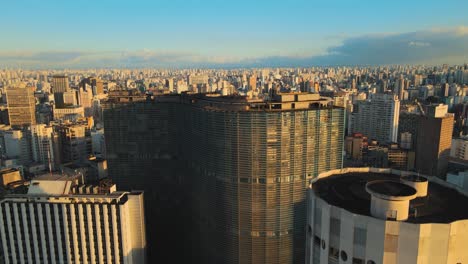 科潘 (copan) 聖保羅 (sao paulo) 伊皮蘭加 (ipiranga) 城市中心的無人機空中射擊建築物,165座建築,360度城市