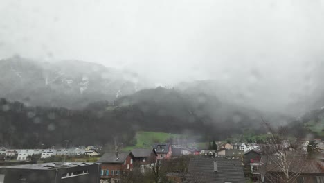 impresionante fotografía de las montañas con niebla en una zona rural de suiza.