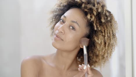 Mujer-Joven-Poniendo-Maquillaje